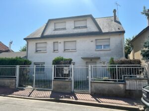 vue-exterieure-Spacieuse maison familiale dans un cadre paisible - Proche tram T6